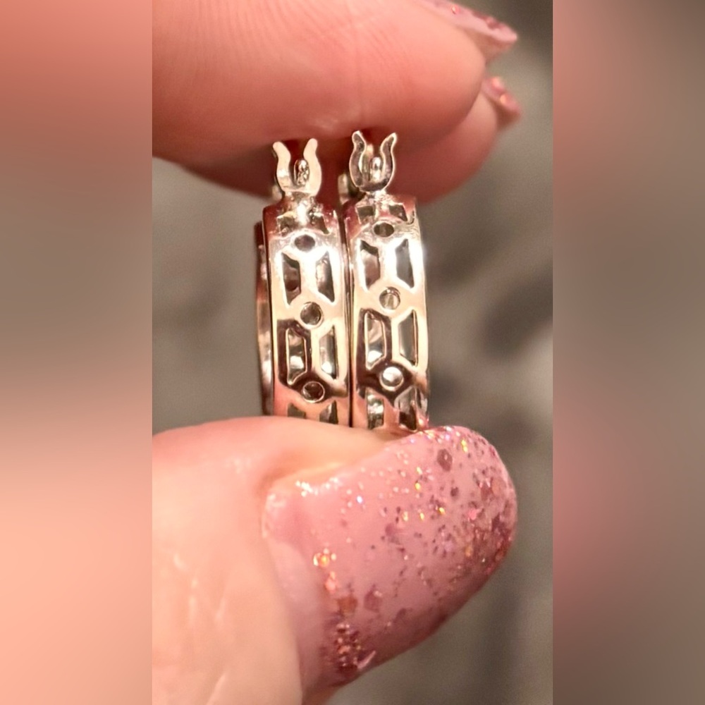 🤍 S925 Huggie Hoop Clear CZ Earrings - Picture 5 of 5